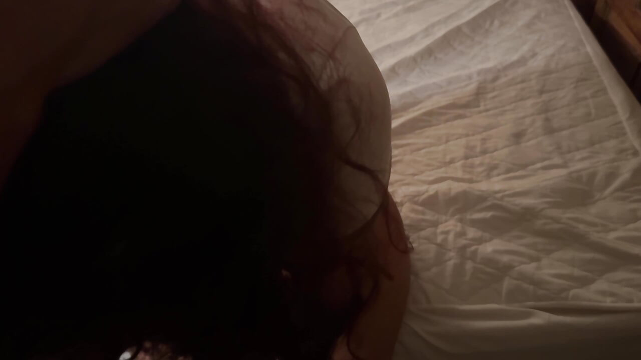 出轨人妻在酒店接到老公的电话