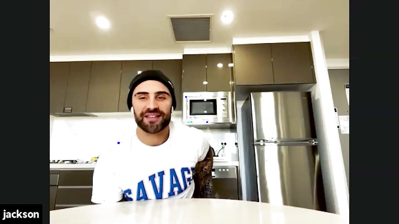 Jackson O'doherty çıplak soyunuyor ve yatak odası sırlarını ortaya çıkarıyor