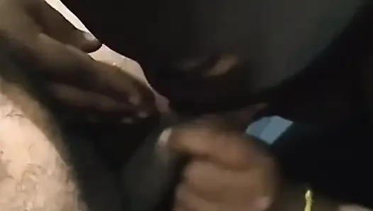 Моя жена поедает большой член в ванной, часть 1