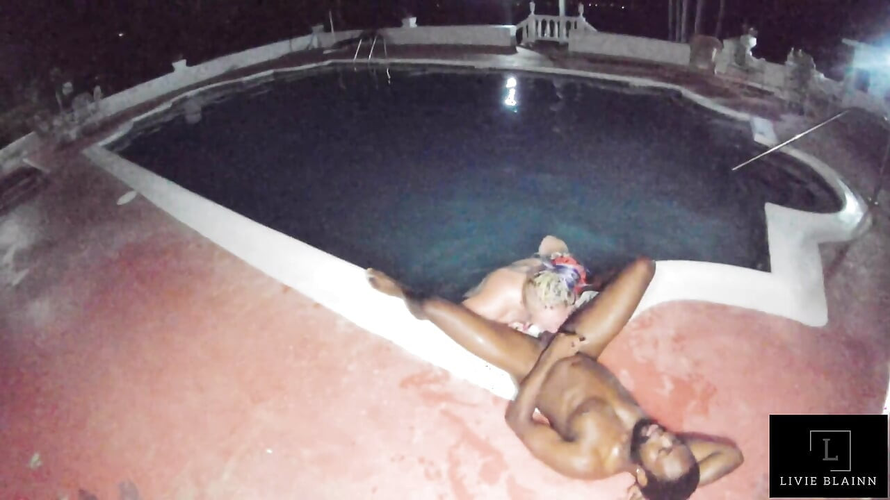 कैमरे पर पकड़ा गया - होटल मालिक ने हमें चोदना फिल्माया