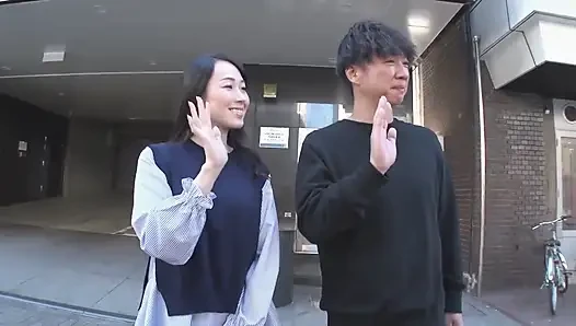 Mina Sakura Lagi Asik Pamer Memek Istri Tetangganya Yang Seksi