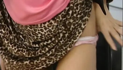 Немецкая горячая мама-брюнетка с большими сиськами скачет на мясистом хуе