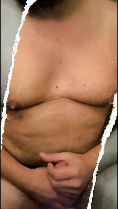 Cara gostoso se masturbando e se negando