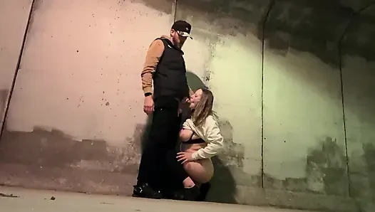 Ehefrau fickte in der innenstadt nach einer party unter einer brücke