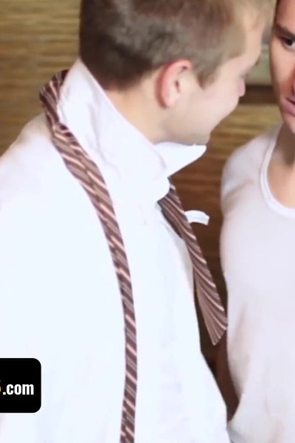 传教士男孩 - 两个男孩偷偷溜进主教的房间里, 一边偷窥他的假阳具一边变得饥渴