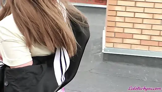 Süßes schätzchen blowjob, großer schwanz - sperma im mund auf dem dach, pOV