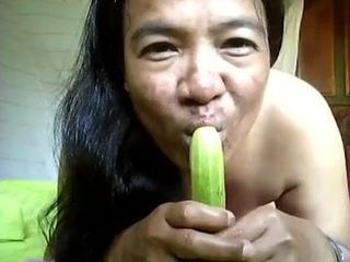 Tailandesa namorada em topless em boquete de pepino