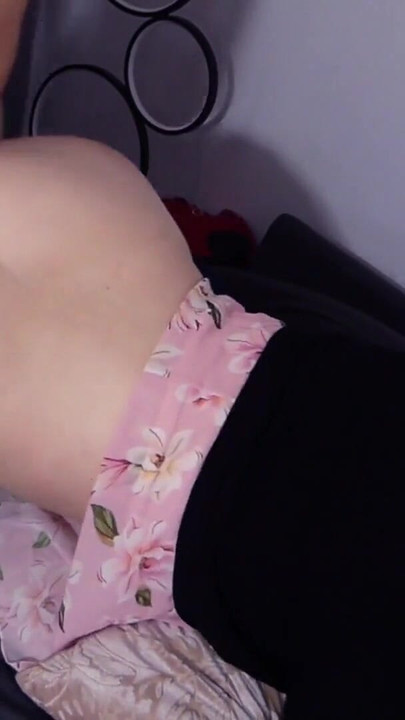 Moment emblématique de l’alerte gros cul ! Son demi-frère ne peut résister au cul rond énorme de sa demi-sœur !"