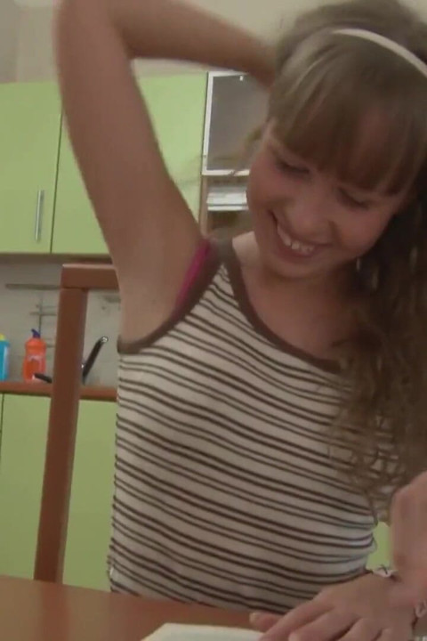 Gadis remaja rambut pirang dientot anal sama kontol besar dan itu lebih enak daripada belajar