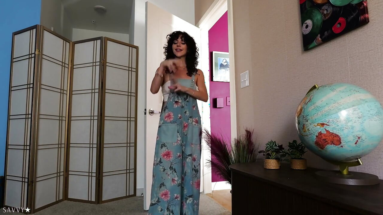 Size Queen House Sitter