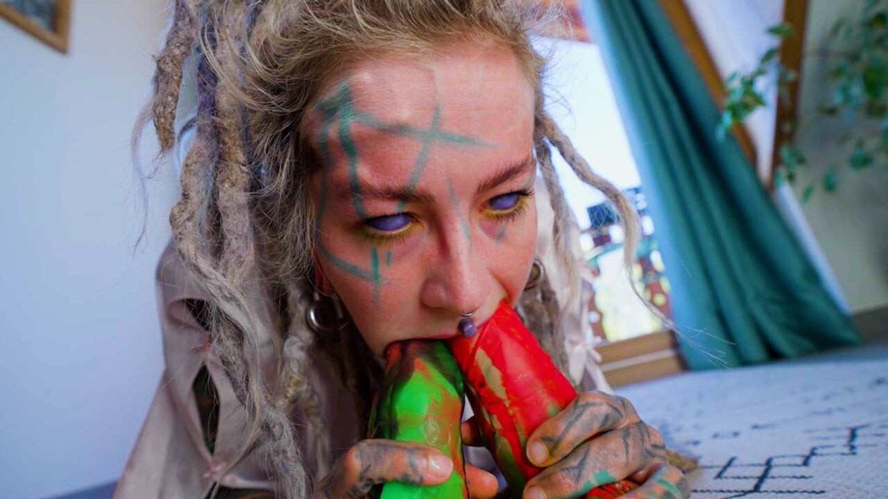 Pornstar tatuada en lencería - Doble penetración en solitario con dildos locos