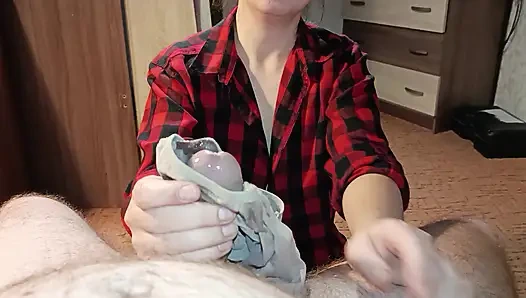 Üvey annem mastürbasyon yapmak ve boşalmak için külot seçiyor