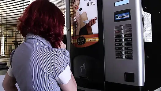 Omg! Ateşli Esmer Hizmetçi Tatilde Büyük Yaraklı Adam Tarafından Sikiliyor - Havuz Başı Tutkusu!