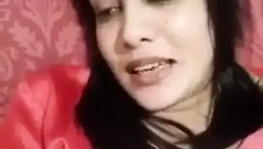 Une maman fait un selfie à poil et se masturbe