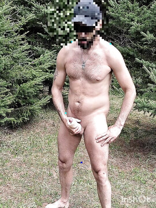 Nakedpuller disfrutando del sol al aire libre y tiene un gran semen en solitario