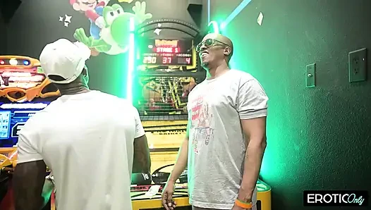Büyük zenci yarağı sarışın sürtüğü arcade'de sikiyor
