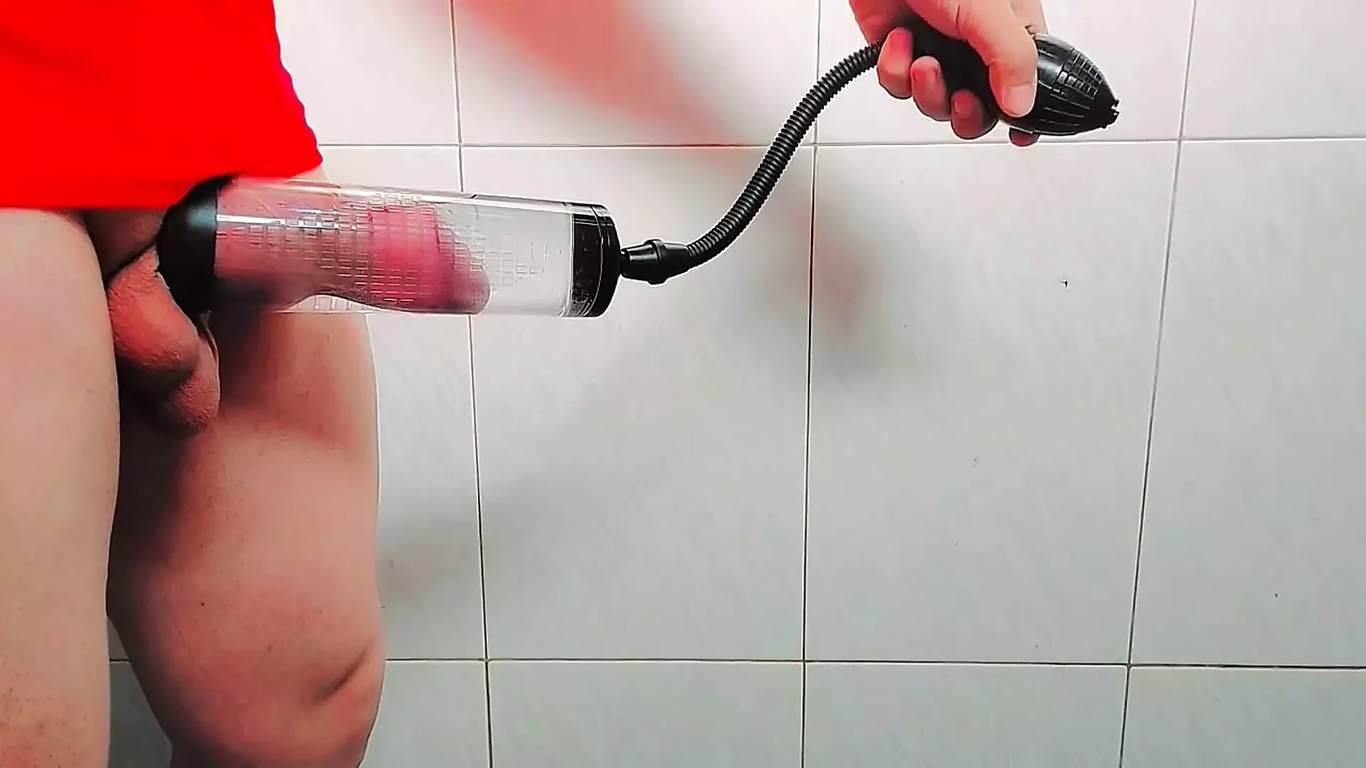 Slatka femboy podiže suknju malo pod mekanim svetlima