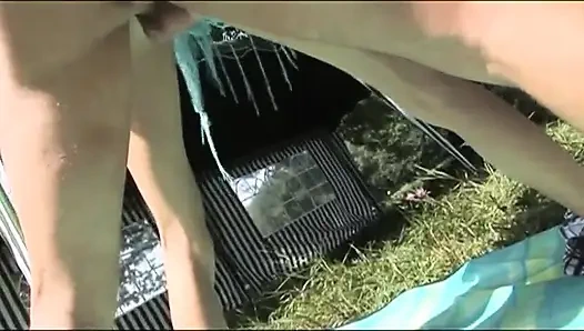 Sarışın minyon göt bahçede sikişiyor