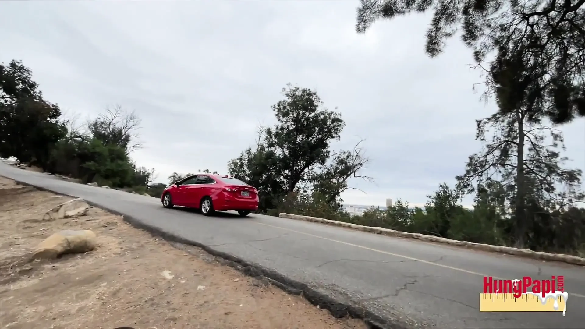 Gran polla atrapada follando al aire libre chupando una gran polla sin cortar colgada papi