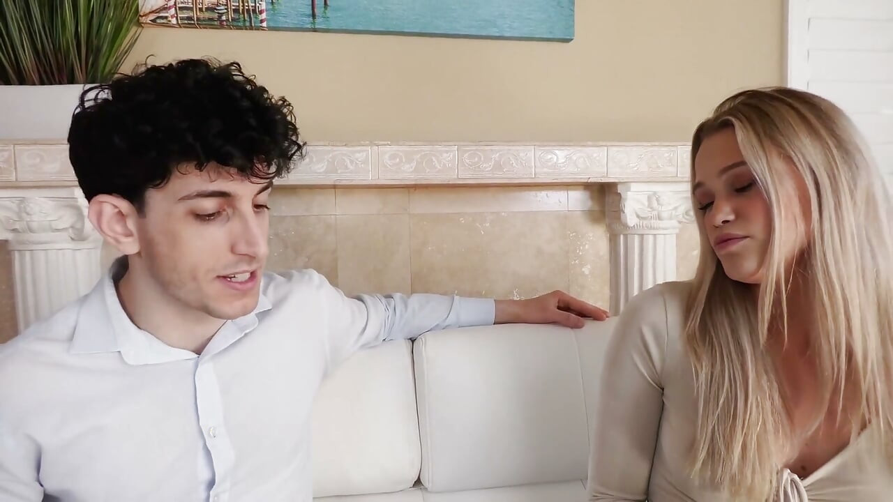 Chloe Rose chupa la polla para seguir adelante en el trabajo