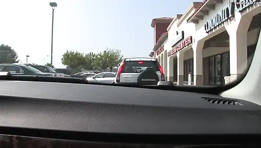 Сексуальная девушка трахает сисечками жесткий член