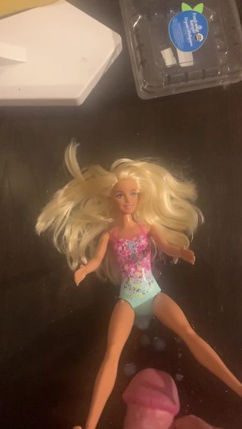 Masturbándose sobre Barbie con corrida