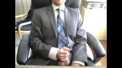Costume gris, cravate bleue, secousse de bureau public