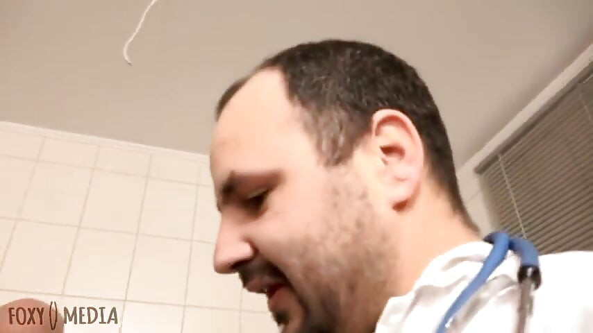 Kowalski tem sua puta fodida pelo médico