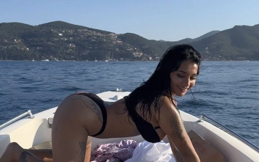 Yasmina Khan Büyük Siyah Bir Penisle Teknede Seks Yapıyor