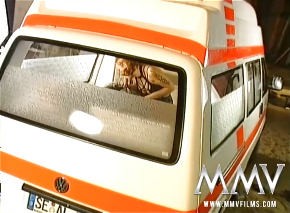 Retro scène met hete roodharige die neukt in een ambulance