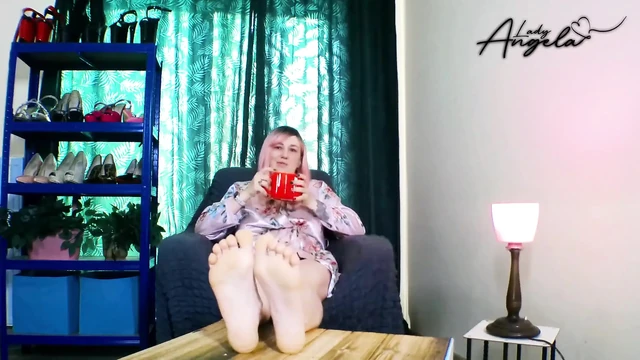 Longing for Soles -lady Angela Nakes You Sniff Her Feet