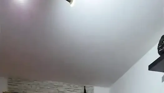 Olgun dominatrix zonklayan takma yarakla itaatkarın genişleyen götünü genişletiyor