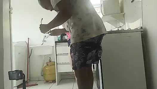 Kadın tüm erkek penisine salya sokuldu, onu iç çamaşırlarıyla işlenmiş seksi poposuna girmeye hazır bıraktı.