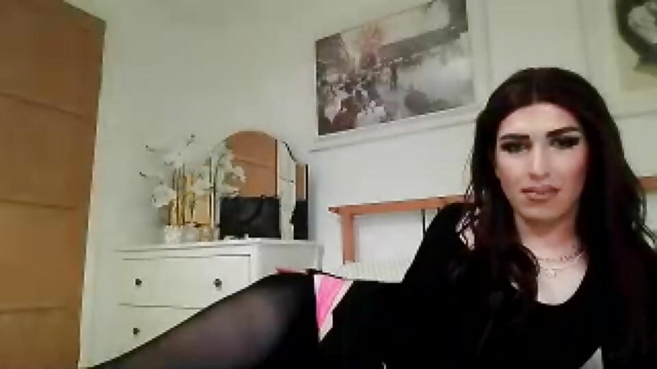 Crossdresser dengan celana ketat dan celana dalam di kamera