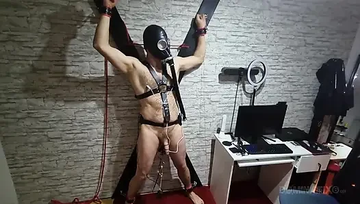 Olgun dominatrix bağlı gaz maskesi köleyi kontrol eder