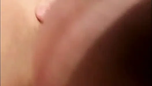 Sıkı amcıklı genç sürtük büyük amatör yarakla sikiliyor ve yüzüne boşalıyor