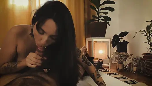 Большая брюнетка получает потрясающий массаж члена