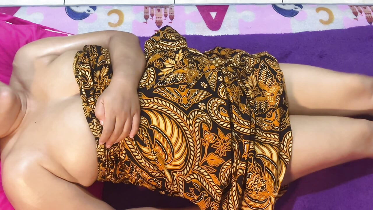 Quand le mari part à la pêche, sa femme va silencieusement au salon de massage auquel elle est abonnée