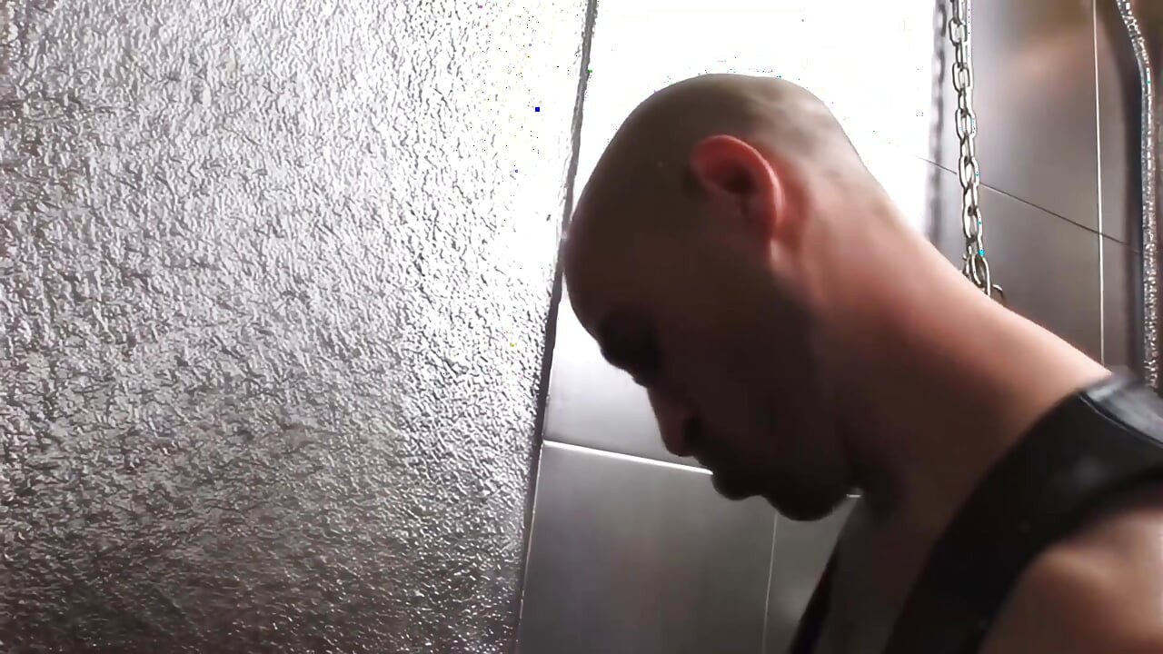Domar uhvaćen kako drka kurac i ulazi u BDSM trojku, analno jebanje i pišanje