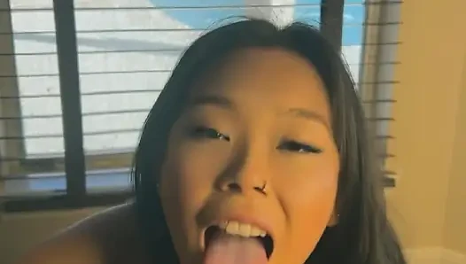 Sexy asiatisches mädchen gibt handjob und blowjob, riesiges abspritzen