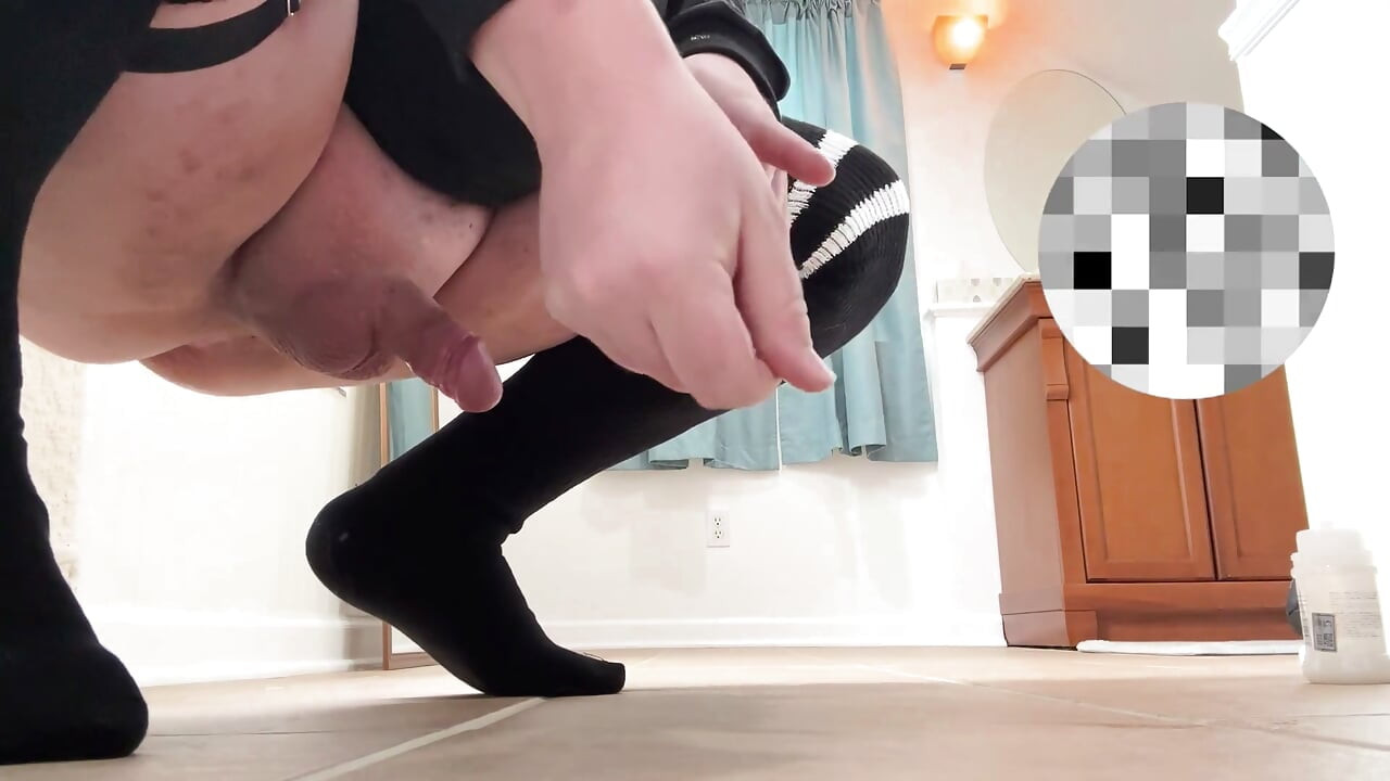 Thick slut riding a fat dildo and cumming on the floor