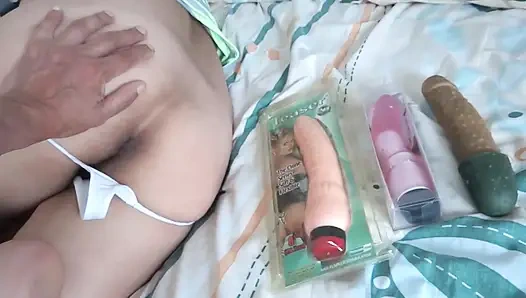 На пляже я много дрочу, наслаждаясь наблюдением, как моя красивая мачеха расслабляется.