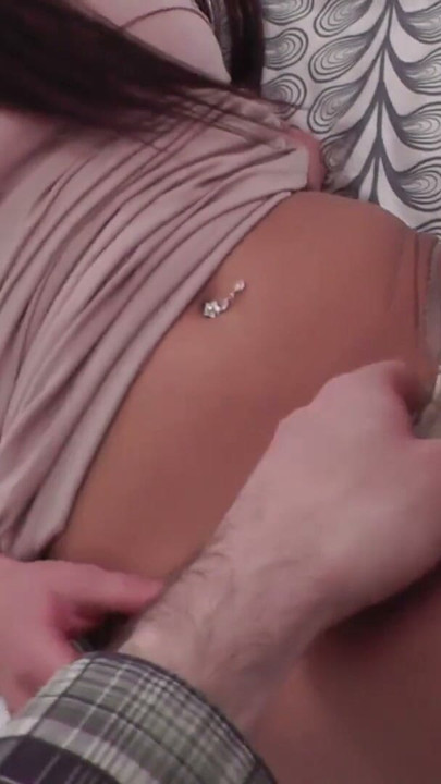Garota safada trai o namorado e fode até levar creampie | Clip 1