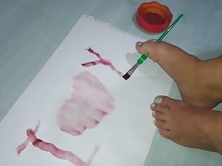 Возбужденная фут-фетиш мама Никита бреет ноги и рисует пальцами ног