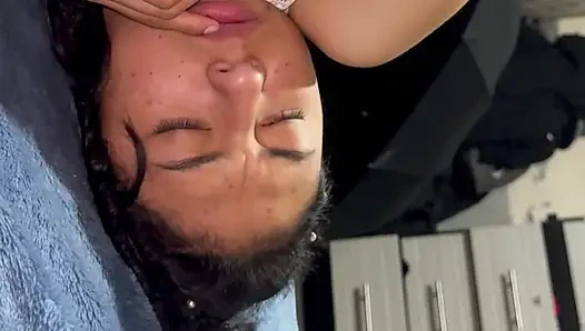 Очень горячая школьница становится беспокойной перед незнакомцем