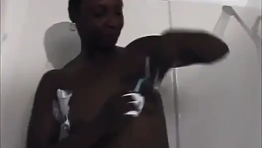 Siyah amcık tıraş olduktan sonra banyoda sikişiyor