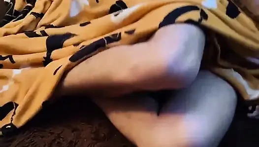 Üvey Kız Kardeşim Mastürbasyon Yaparken Yandı. Kirli Konuşmalar