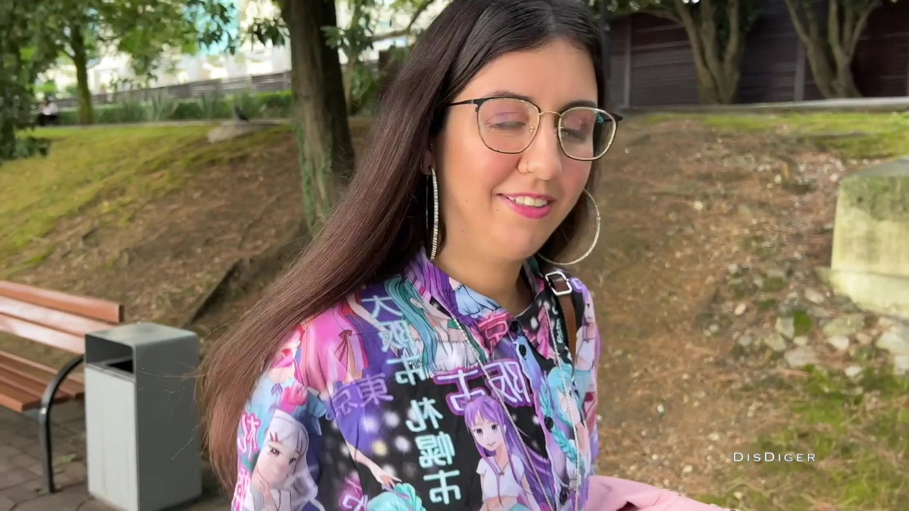 在街上捡到一个美眉，操了她，还戴上了她的眼镜