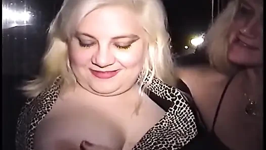 Sarışın orta yaşlı seksi kadınlar amcığını yalıyor ve vahşice yarak emiyor