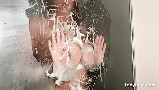 Ich wünschte, Sie wären hier! Ladylyne drückt titten gegen das glas in der dusche